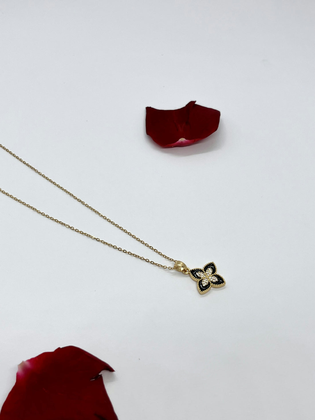 Black four-petaled flower necklace with rhinestones