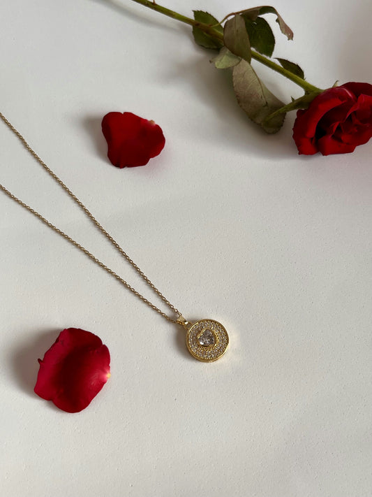 Pendant medallion set with a zircon heart