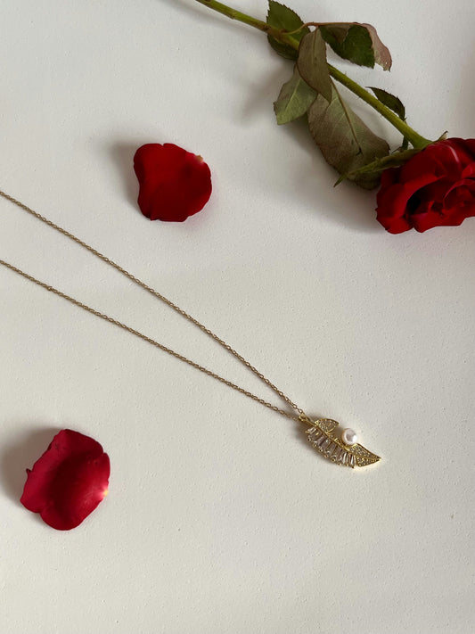 Feather necklace with rhinestones and a pearl